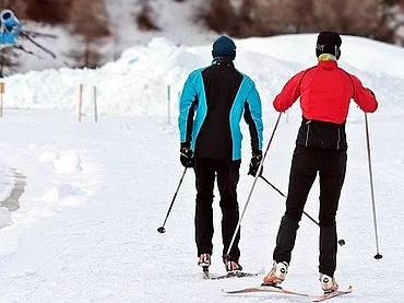 zwei Personen beim Langlaufen im Schwarzwald