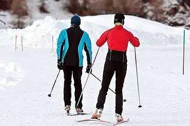 zwei Personen beim Langlaufen im Schwarzwald