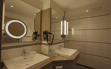 Bad im Appartement Gästehaus im Wellnesshotel Enztalhotel im Schwarzwald