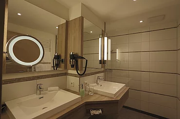 Bad im Appartement Gästehaus im Wellnesshotel Enztalhotel im Schwarzwald