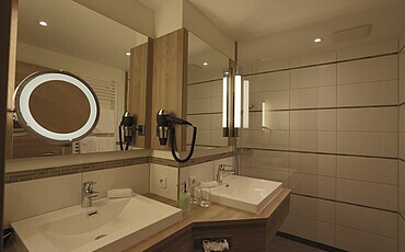 Salle de bain dans l'appartement de la maison d'hôtes de l'hôtel spa Enztalhotel en Forêt-Noire