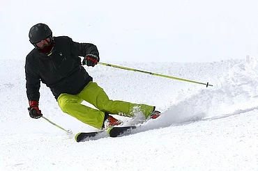 Skifahrer im Winterurlaub im Schwarzwald