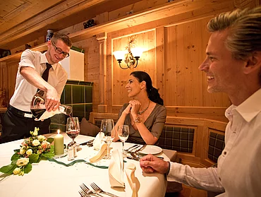 Paar genießt Dinner im Gourmethotel Enztalhotel im Schwarzwald