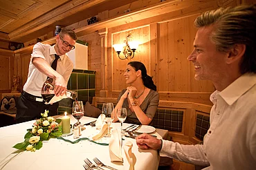 Paar genießt Dinner im Gourmethotel Enztalhotel im Schwarzwald