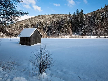 Hütte in der Winterlandschaft beim Enztalhotel im Schwarzwald im Enzklösterle