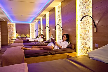 Hotelgäste im Ruhebereich im Wellnesshotel Enztalhotel im Schwarzwald