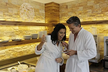 Paar beim Buffet im Wellnessbereich im Enztalhotel im Enzklösterle