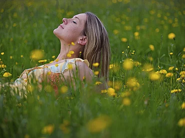 Frau in der Sommerlandschaft im Schwarzwald beim Enztalhotel im Enztklösterle