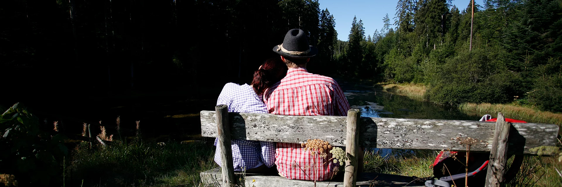 Paar beim Wandern im Schwarzwald beim Enztalhotel