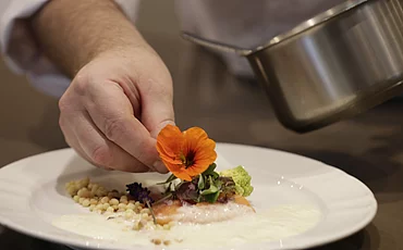 Zwei Köche beim Anrichten einer Hauptspeise im Gourmethotel Enztalhotel