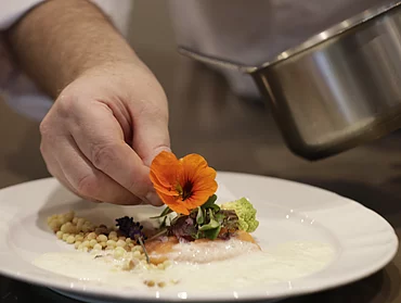 Zwei Köche beim Anrichten einer Hauptspeise im Gourmethotel Enztalhotel