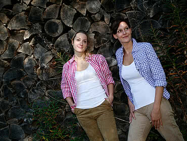 Zwei Frauen im Sommerurlaub im Enztalhotel im Schwarzwald