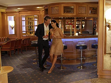 Couple prenant un cocktail au bar de l'hôtel gastronomique Enztalhotel