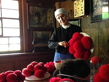 Gabriele Aberle ist eine der letzten Bollenhutmacherinnen im Schwarzwald. Im Freilichtmuseum Vogtsbauernhof in Gutach (Schwarzwaldbahn) zeigt sie das Zurechtschneiden der Bollen. Für einen Bollenhut benötigt sie etwa eine Woche Arbeitszeit. Der Bollenhut darf nur in den Gemeinden Gutach, Kirnbach und Reichenbach getragen werden.