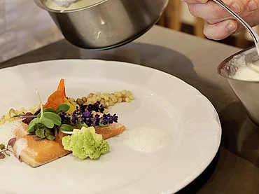 Zwei Köche beim Anrichten einer Hauptspeise im Gourmethotel Enztalhotel
