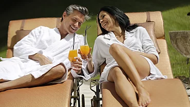 Paar beim Cocktailtrinken im Garten vom Wellnesshotel Enztalhotel 