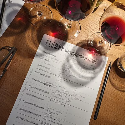 Ein Dankeschön an unsere Mitarbeiter. Auch in diesem Jahr waren wir unterwegs. Zunächst durften wir eine Klasse Weinprobe mit Kellerführung beim Weingut Klumpp in Bruchsal erleben.