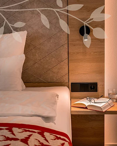 Wohlfühlen beginnt in dem Moment, in dem man ankommt . Unsere Hotelzimmer sind mit viel Liebe zum Detail gestaltet und bieten Raum für Ruhe, Erholung und neue Energie ️ .