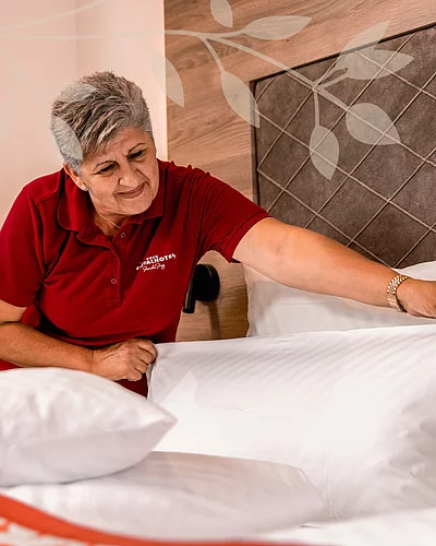 Wohlfühlen beginnt in dem Moment, in dem man ankommt . Unsere Hotelzimmer sind mit viel Liebe zum Detail gestaltet und bieten Raum für Ruhe, Erholung und neue Energie ️ .