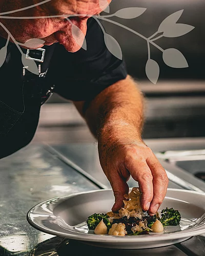 Unsere Winter-Traumtage neigen sich dem Ende zu. ️ Eine wunderschöne Zeit voller Genussmomente – mit wärmender Feuerzangenbowle mit Senior Chef Wolfgang Frey und exquisiten Galamenüs ️ Die...
