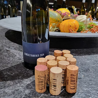 Ein Dankeschön an unsere Mitarbeiter. Auch in diesem Jahr waren wir unterwegs. Zunächst durften wir eine Klasse Weinprobe mit Kellerführung beim Weingut Klumpp in Bruchsal erleben.