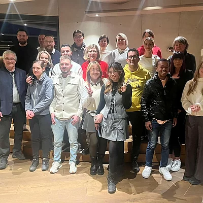 Ein Dankeschön an unsere Mitarbeiter. Auch in diesem Jahr waren wir unterwegs. Zunächst durften wir eine Klasse Weinprobe mit Kellerführung beim Weingut Klumpp in Bruchsal erleben.