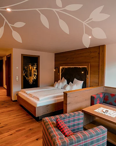 Wohlfühlen beginnt in dem Moment, in dem man ankommt . Unsere Hotelzimmer sind mit viel Liebe zum Detail gestaltet und bieten Raum für Ruhe, Erholung und neue Energie ️ .