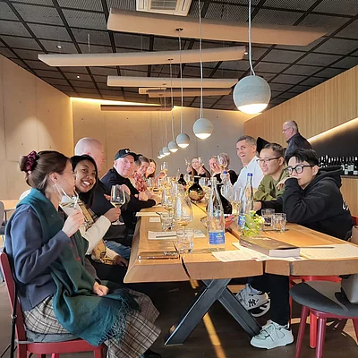 Ein Dankeschön an unsere Mitarbeiter. Auch in diesem Jahr waren wir unterwegs. Zunächst durften wir eine Klasse Weinprobe mit Kellerführung beim Weingut Klumpp in Bruchsal erleben.