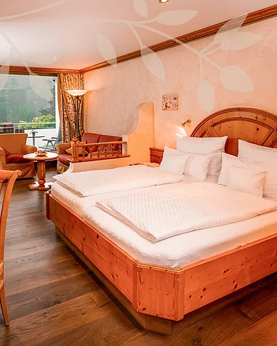 Wohlfühlen beginnt in dem Moment, in dem man ankommt . Unsere Hotelzimmer sind mit viel Liebe zum Detail gestaltet und bieten Raum für Ruhe, Erholung und neue Energie ️ .