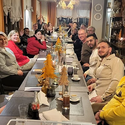 Ein Dankeschön an unsere Mitarbeiter. Auch in diesem Jahr waren wir unterwegs. Zunächst durften wir eine Klasse Weinprobe mit Kellerführung beim Weingut Klumpp in Bruchsal erleben.